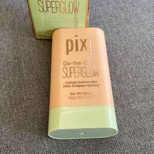 Pixi Petra on the glow super glow stick